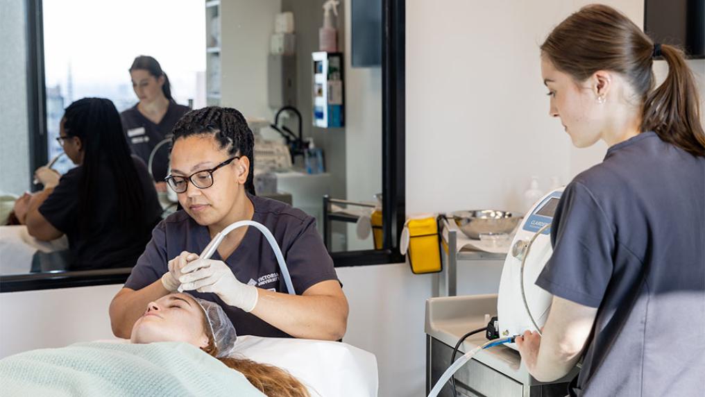 Dermal clinic students at VU